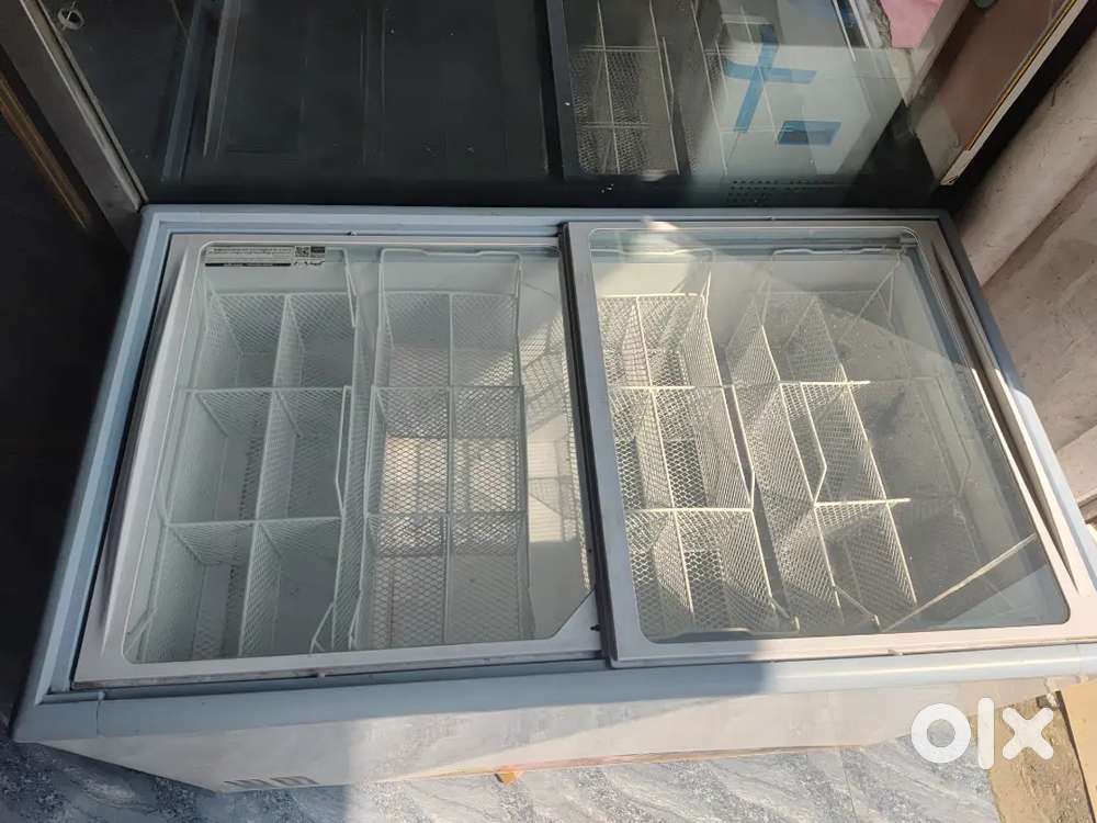 Display deep fridge