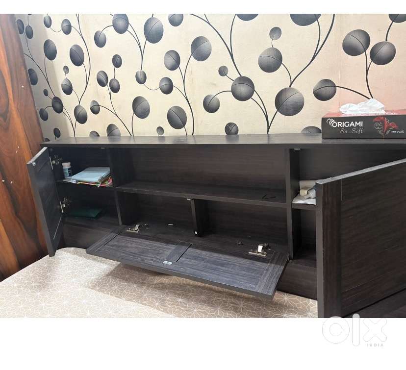 Queen bed in dark brown color