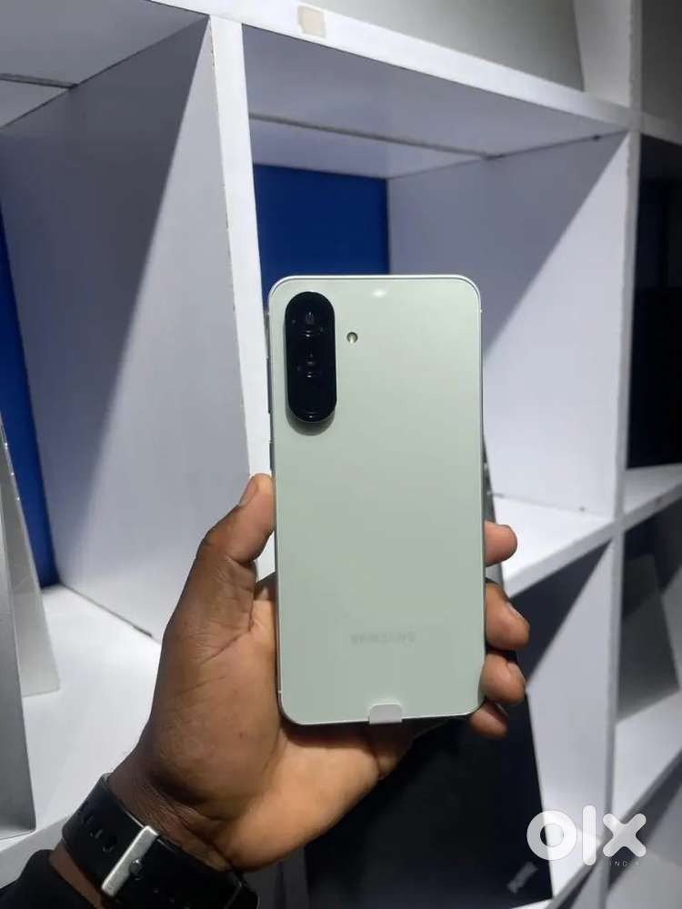 Samsung A56 8gb 256 : 6months used