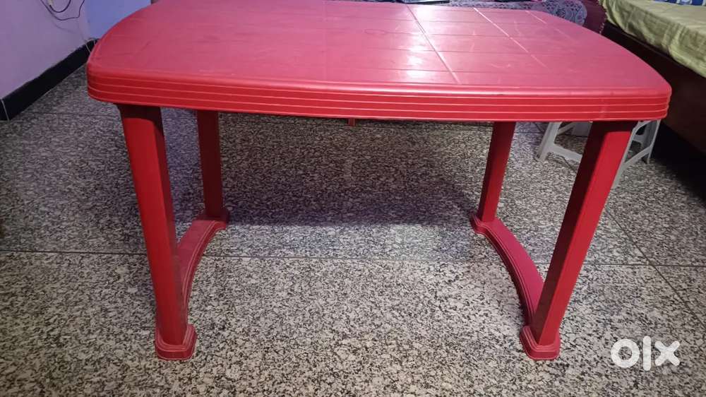Plastic Dinning table