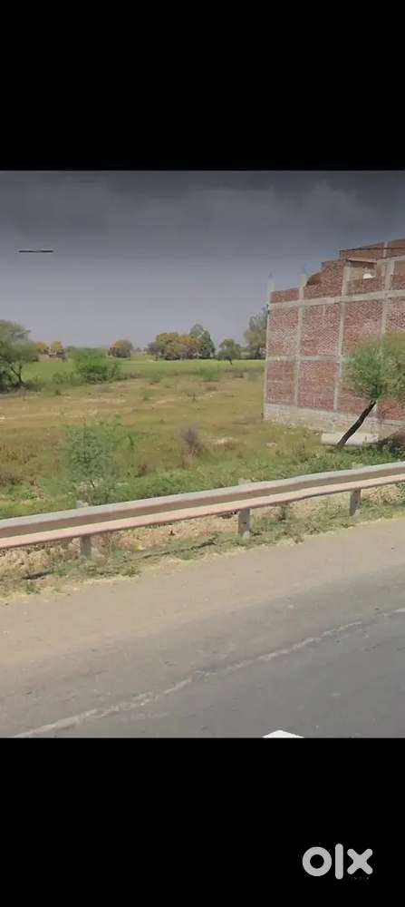 Men road ka plot hai 50 foot chhodkar aage Highway se