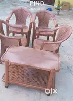 सेलो कंपनी की 4 कुर्सी 1 मेज सेट सेल करना है लगभग 3साल पुराना है