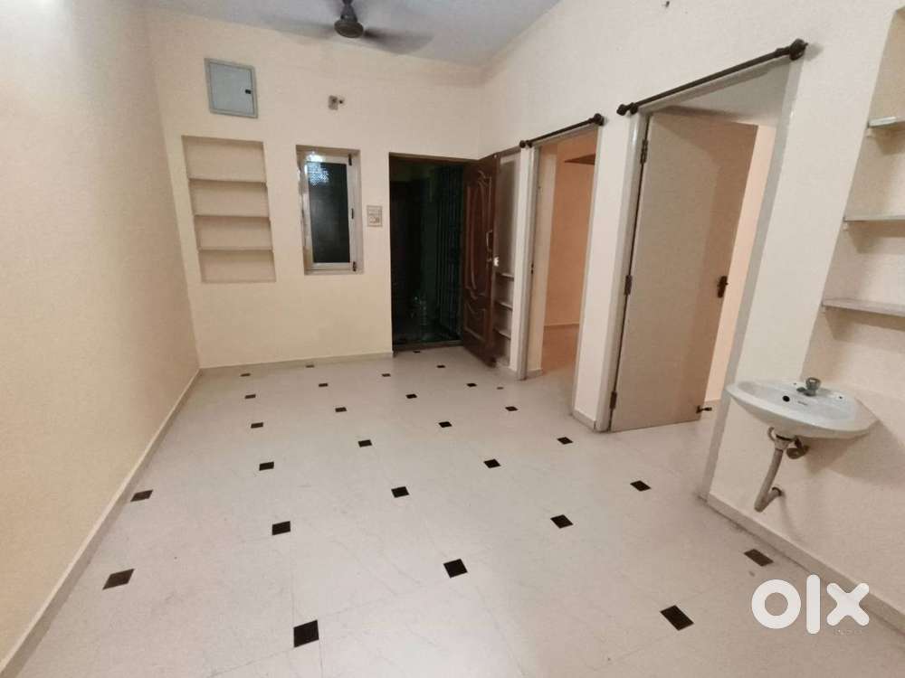 2BHK house for rent at Anna Nagar West for bachelor.