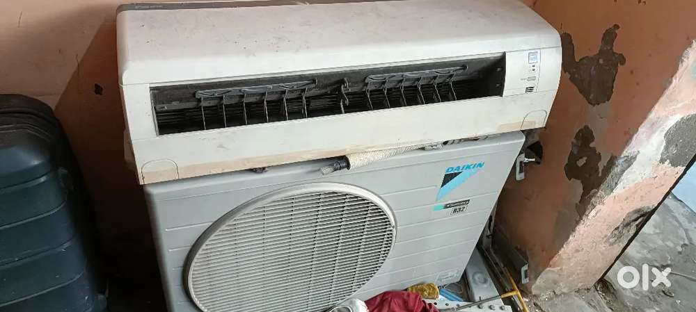 AC Daikin inverter good condition gas lord with removed