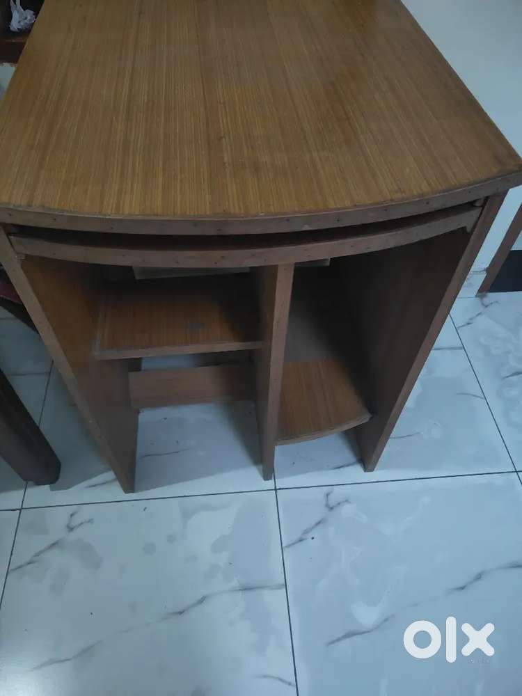 Computer table