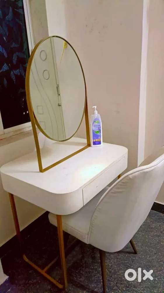 Personal Grooming Table