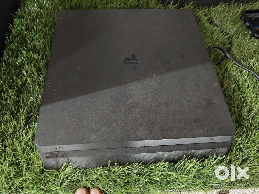 Ps4 slim with one console and one cd