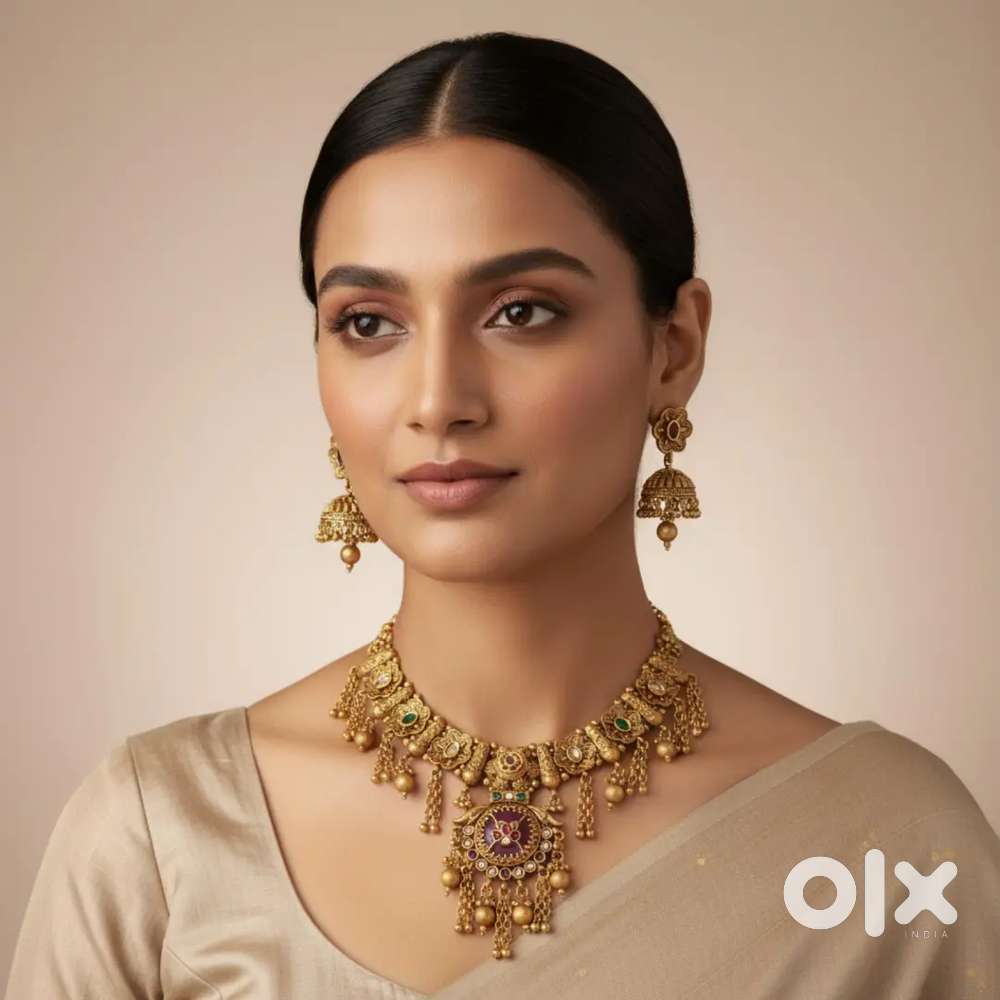 सेल्सगर्ल जो,शॉप में ग्राहकों को सामान दिखाना व बिक्री में मदद करना