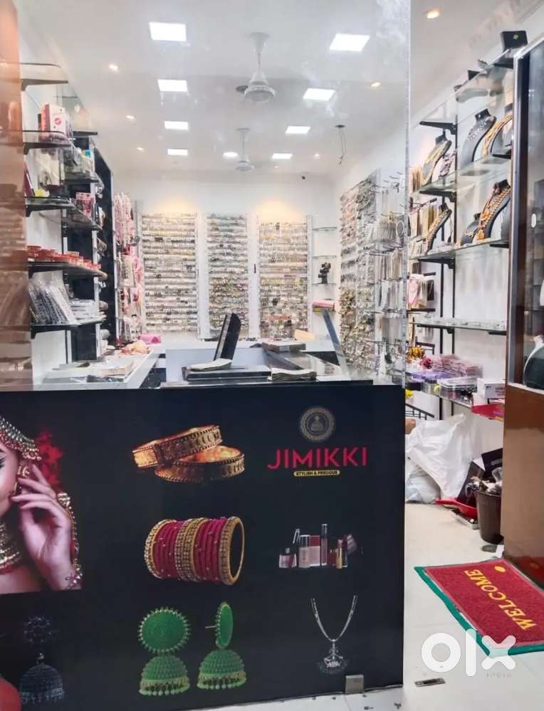 Sales girl for fashion jewellery shop