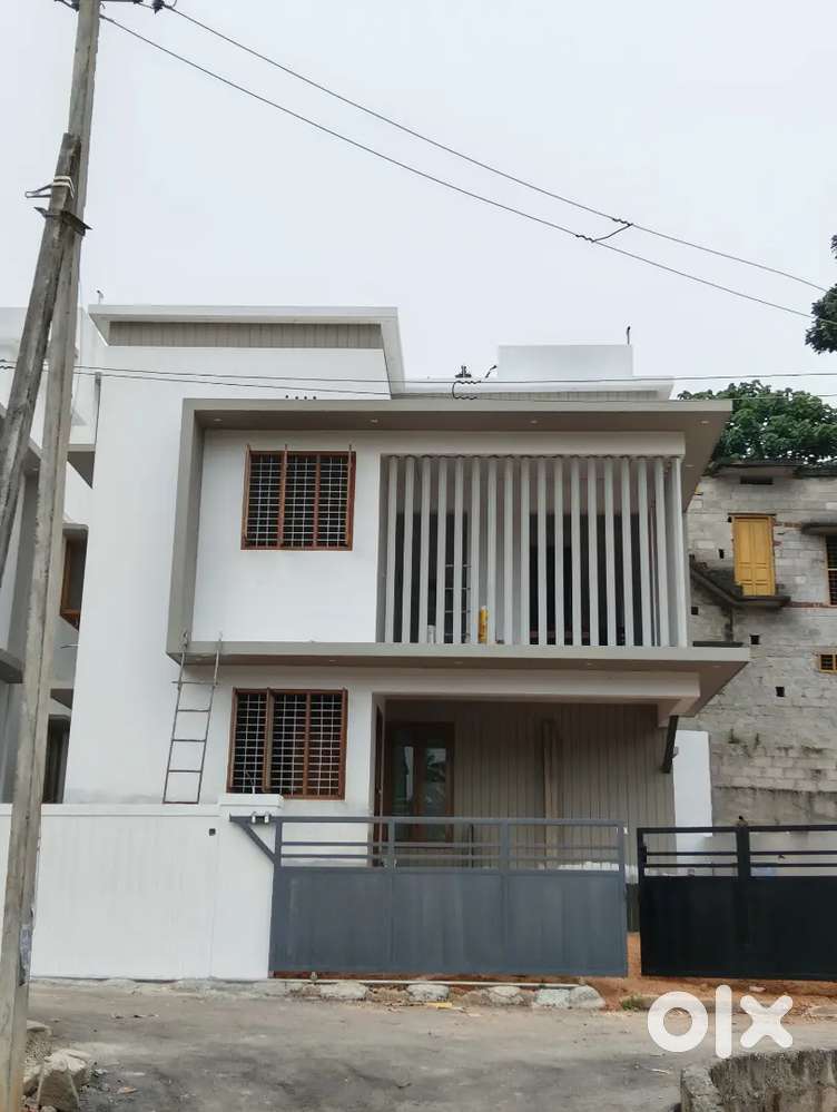 THIRUMALA ELIPODE HOUSE FOR SALE.4.100.CENT.1750.SQ.87.LAKH