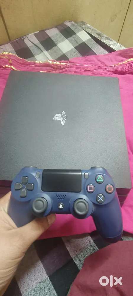 Ekadam new condition PS4 Pro 4K gaming original remote Hai sath mein
