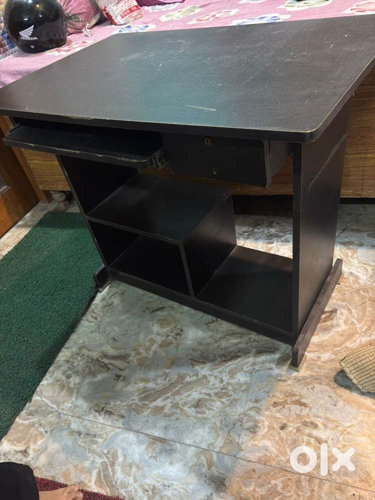 Computer table