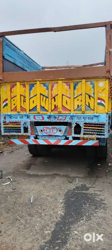 Selling my 3118 truck new body ,side steel ,floor,cabinand new battery