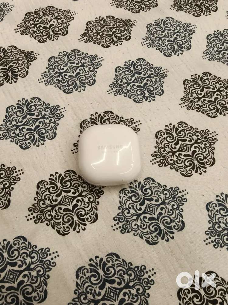 Galaxy buds live in good condition