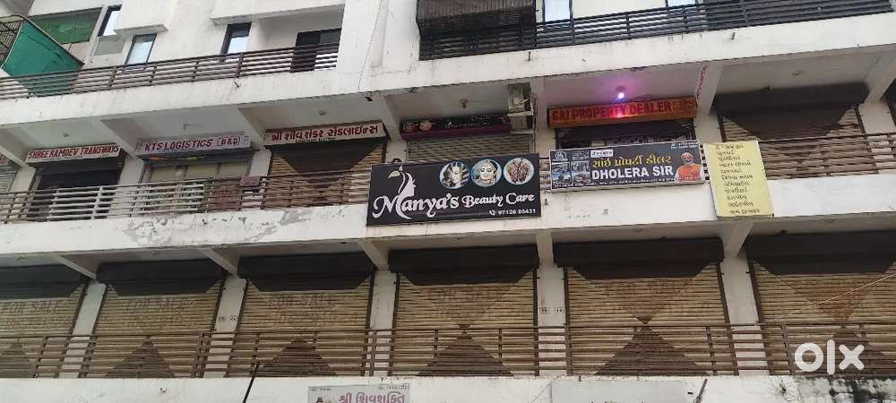 Office for rent 5000 is rent please call on given number