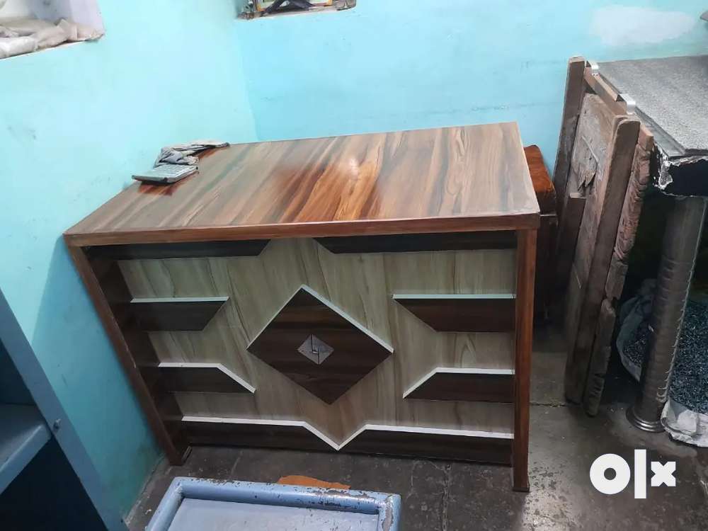 Un touch new wooden counter.  With big drawls