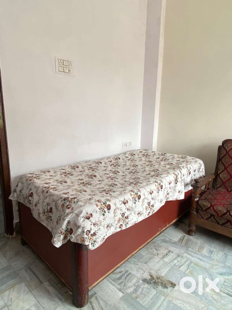 Single Diwaaan with storage (including mattress)