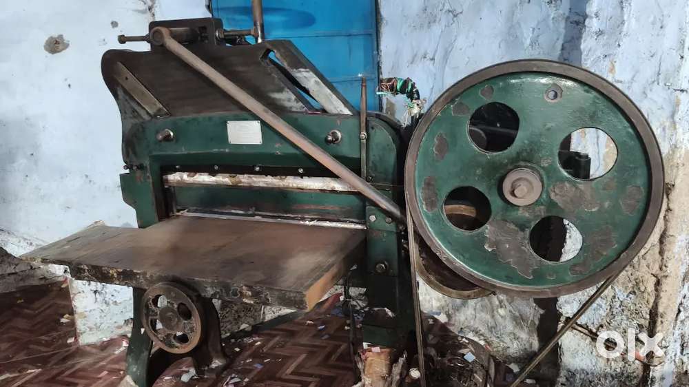 Papper cutting machine