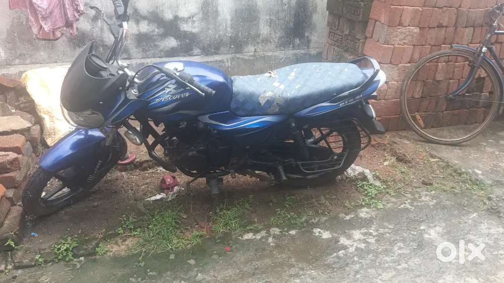 Bajaj discover bike h condition bohot acha h new battery v laga h