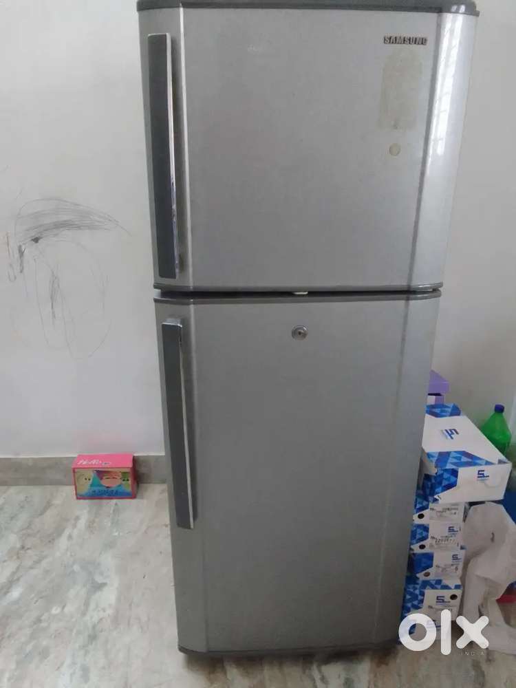 Double door refrigerator