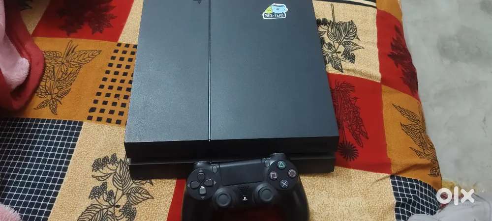 PS4 1TB and 2 remote