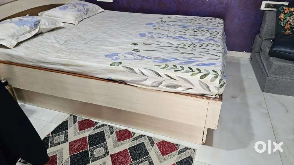 Queen size bed with dresser and mattress