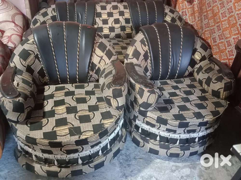 5 seater round shape sofa for sale good condition