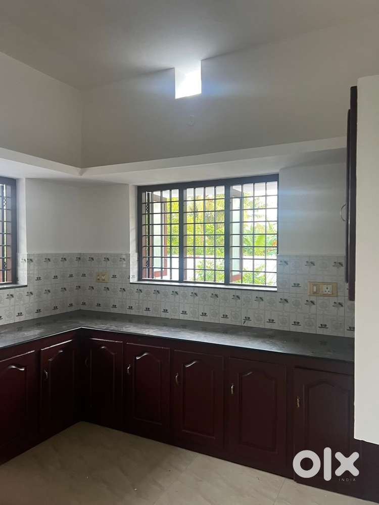 bachlors / family upstair 2 bhk  near kakkanad vallathol