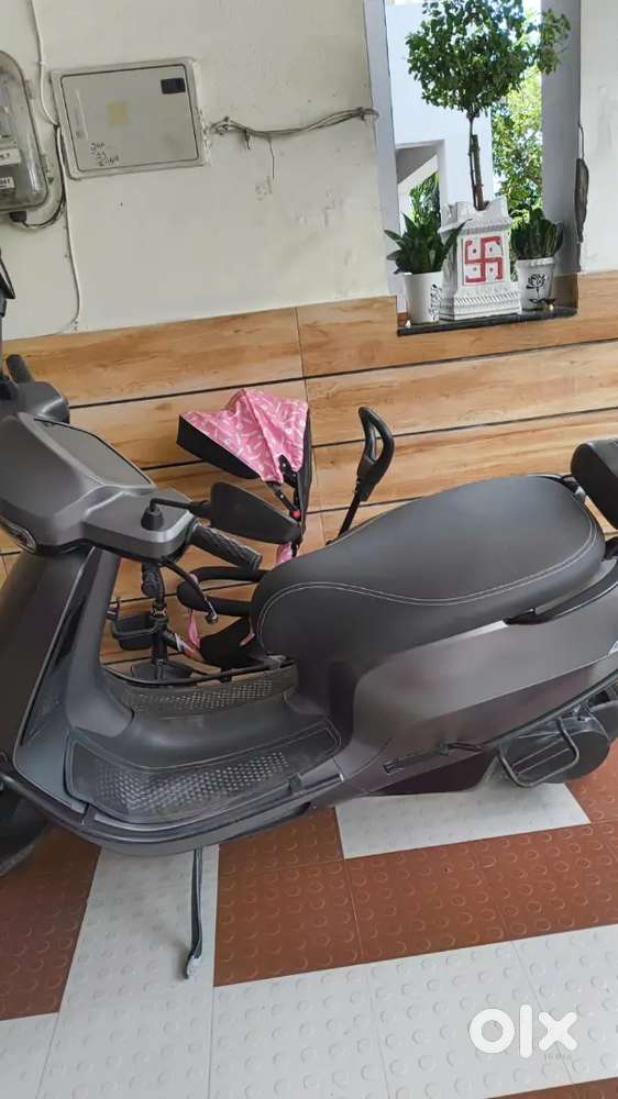 Show room condition only 4100 km chali hui hai