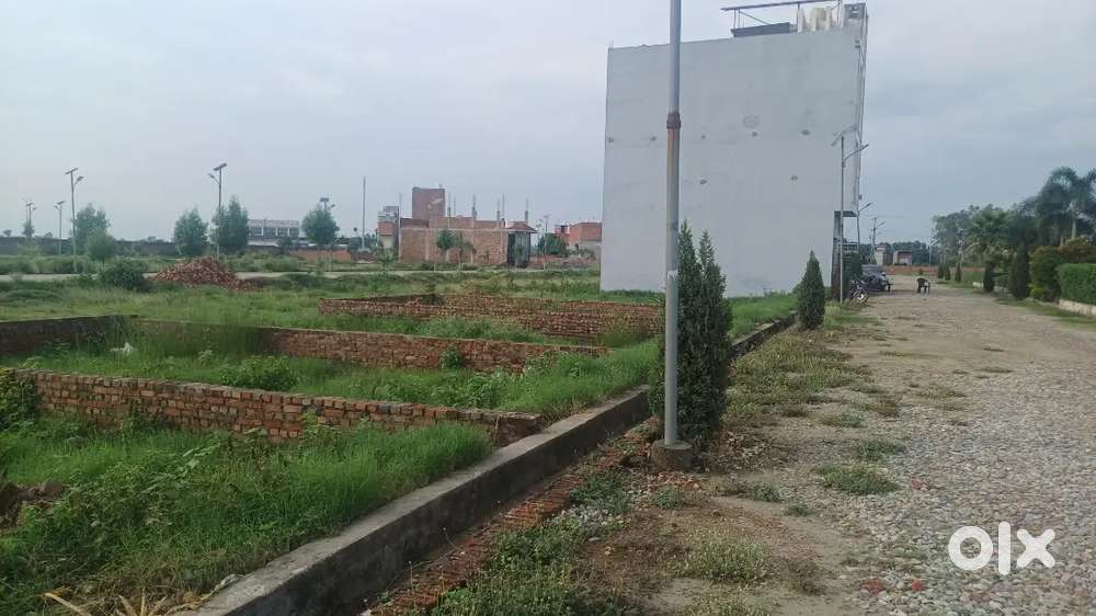 80 yrd plot in a gated society located on Delhi Road.