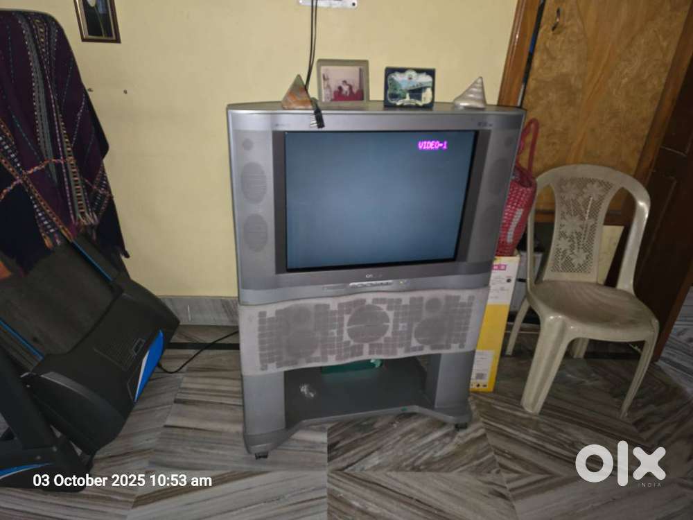 ONIDA POISON 3500 COLOR TV HAVING MULTIPLE SPEAKERS.