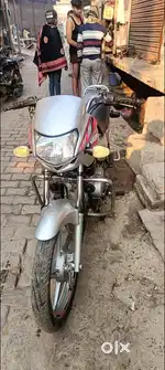 Self start hai koi kami nahi h one hand bike h