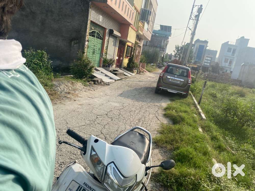 924 sqft ha colony achi ha 20foot ki road ha