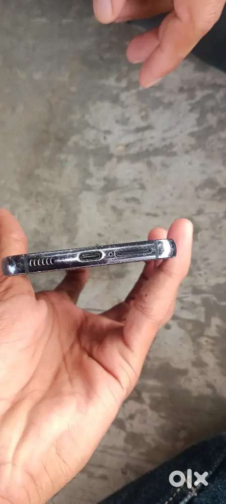 Samsung s22 /phone hai  isme  display me line hai