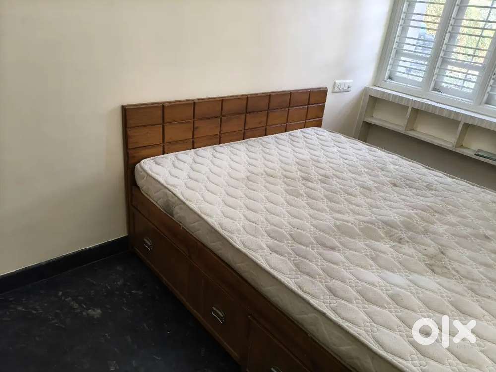 Queen size cot for sale it's in very good condition