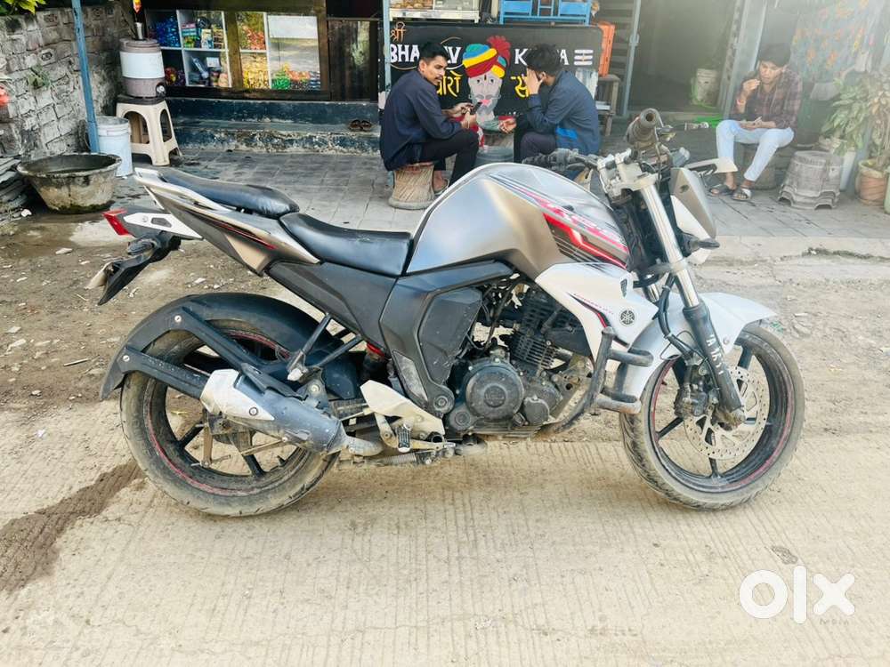 Yamaha fzs top model best conditoon