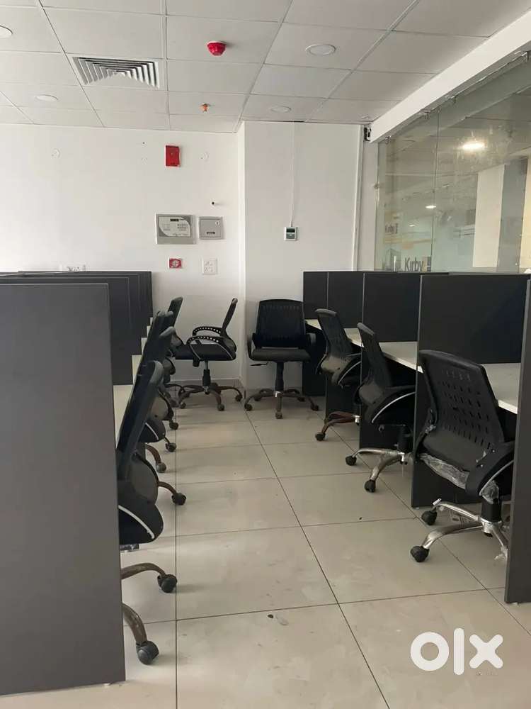 1000sqft Furnished Office (20+Work Desk)