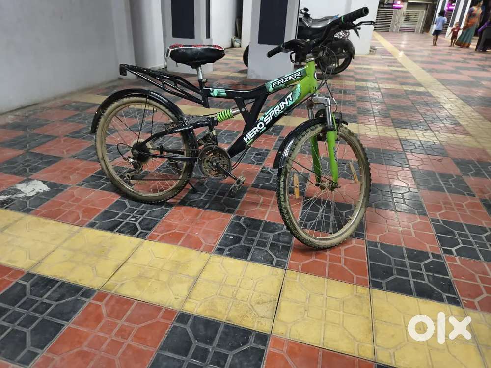 hero sprint, fazer model cycle,a road type cycle and it is 3 years old