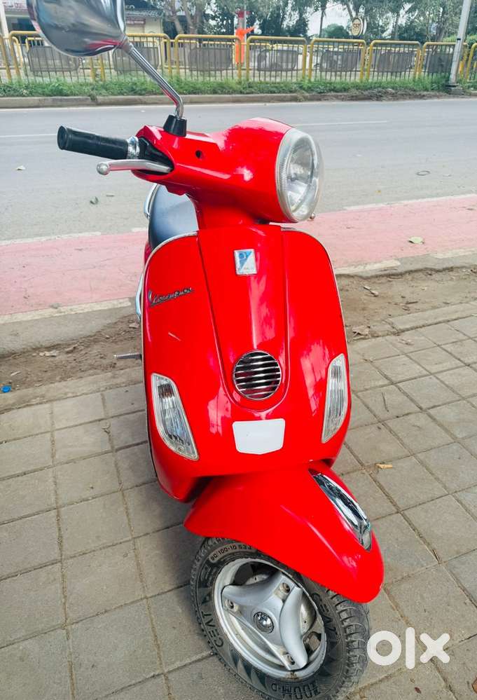 Vespa 2016 Red  Excellent Condition 20,000 km  Insurance Valid
