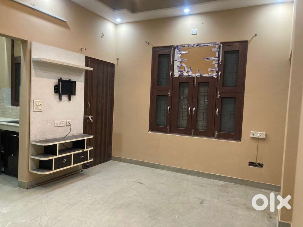 2bhk semi furnished flat for female only