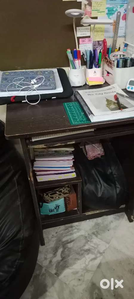 कंप्यूटर टेबल