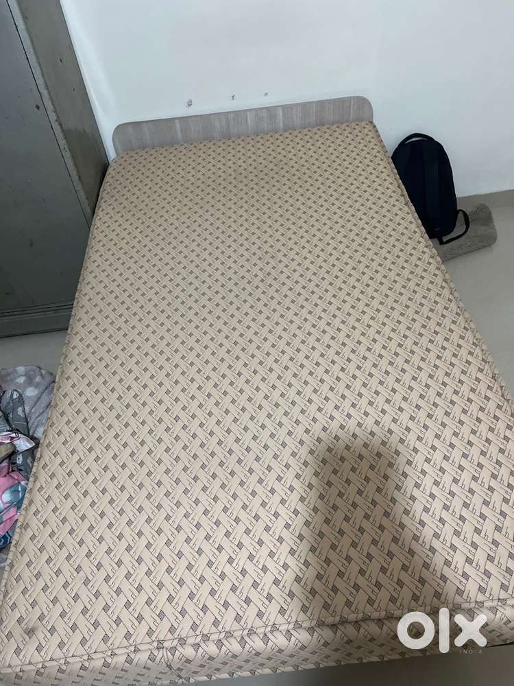 18mm ki green ply company ka bana hua h bed or almirah or sath gadda.