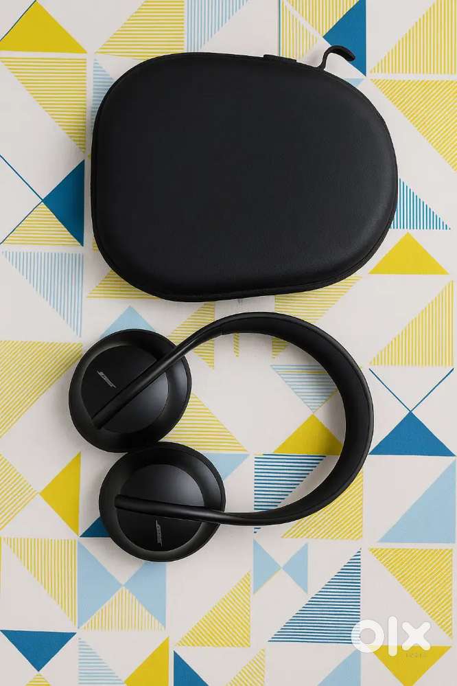 Like-new Bose 700 noise-cancelling headphones with case! Crystal clear