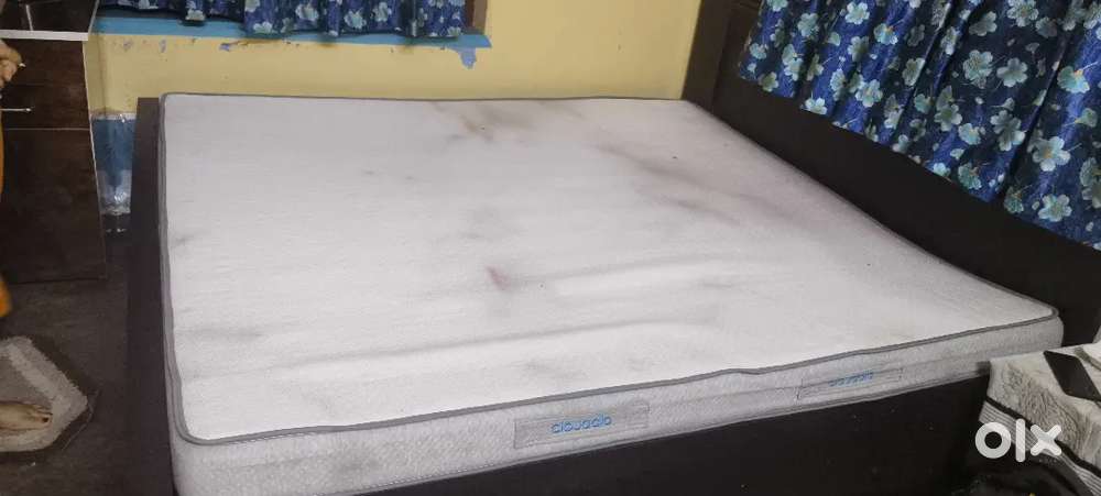 Milky white Matress