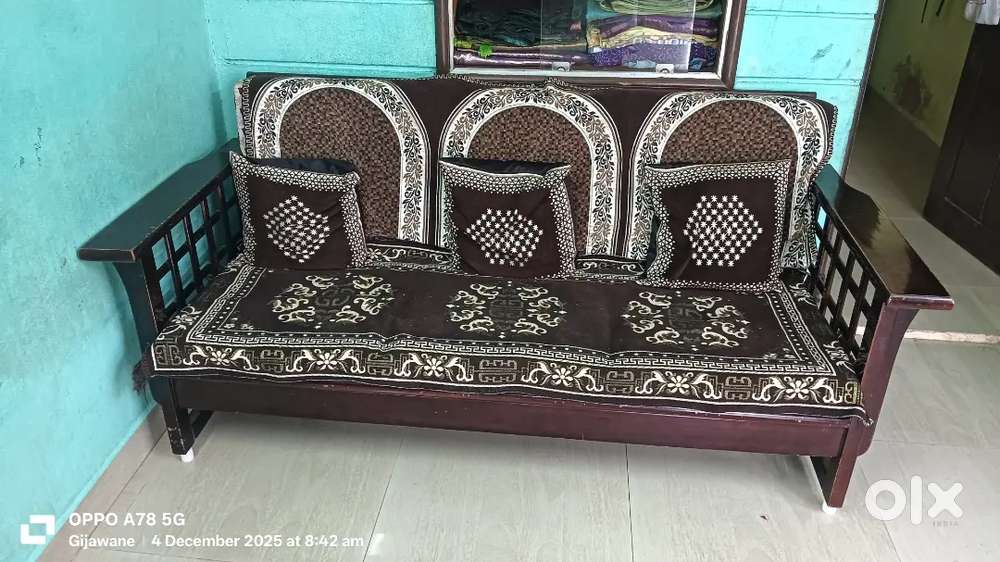 For sale,Sofa 1, chair 2, new cushan ( branded Mall )
