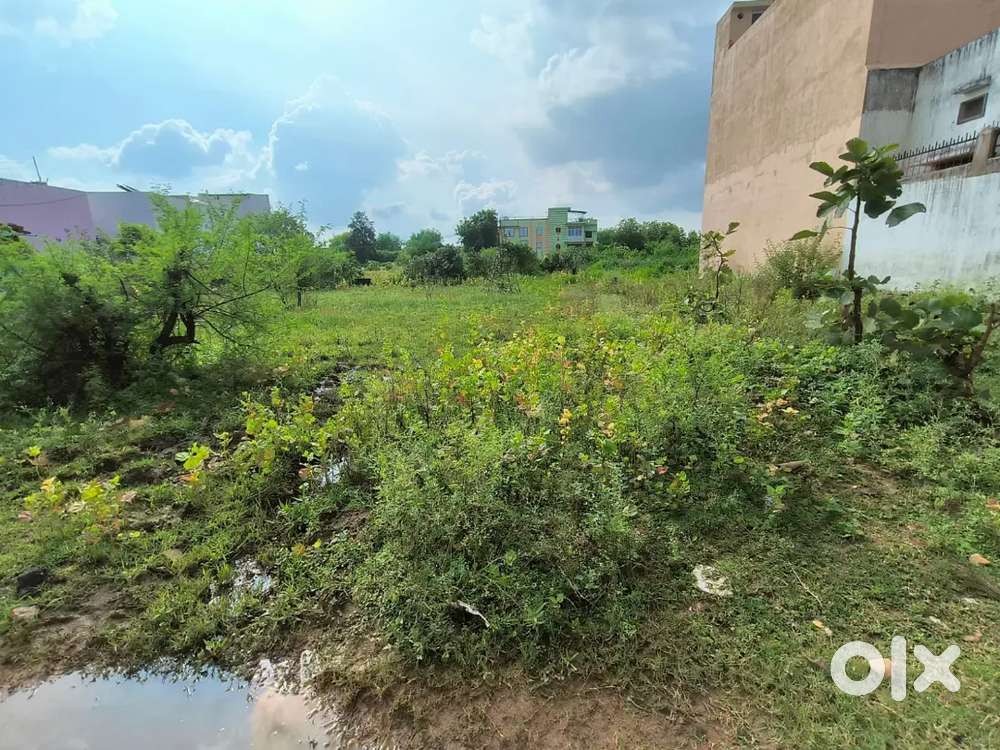 Railway Station se 1.5 km ki duri par 3 plot sell karna hai