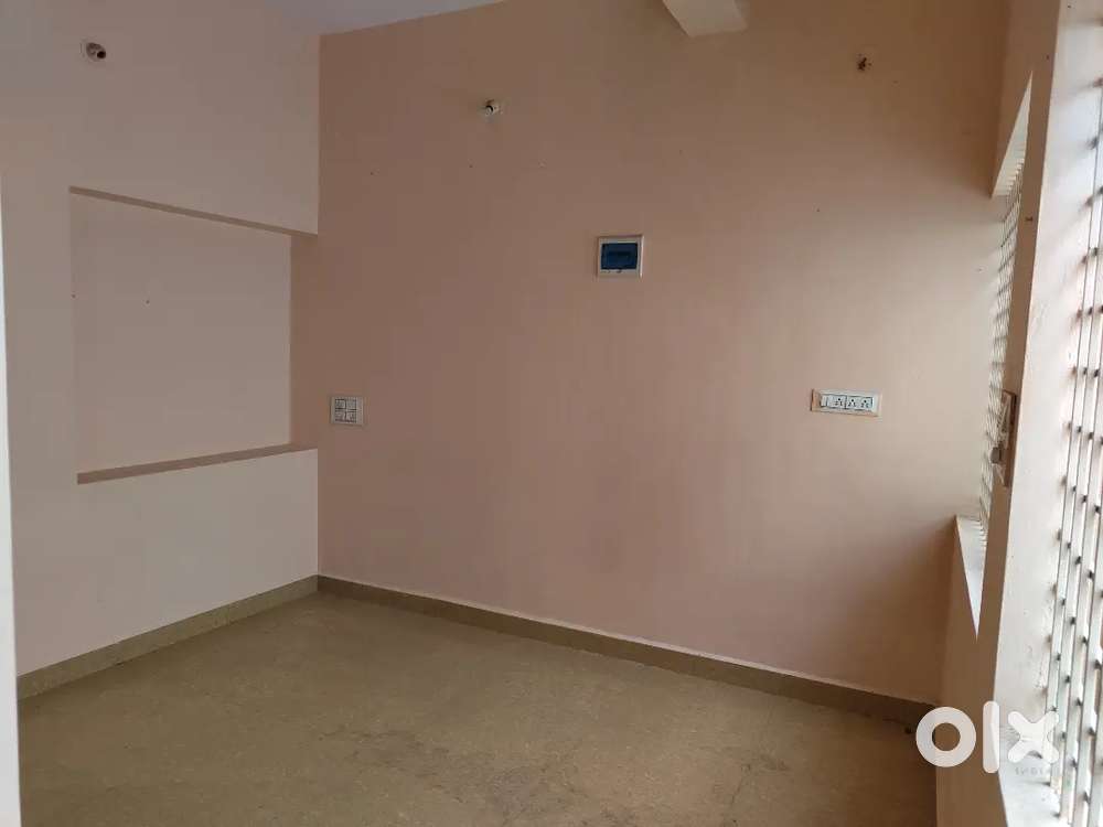 1 bhk flat with boar water and parking facility. 300 mt from bus stand