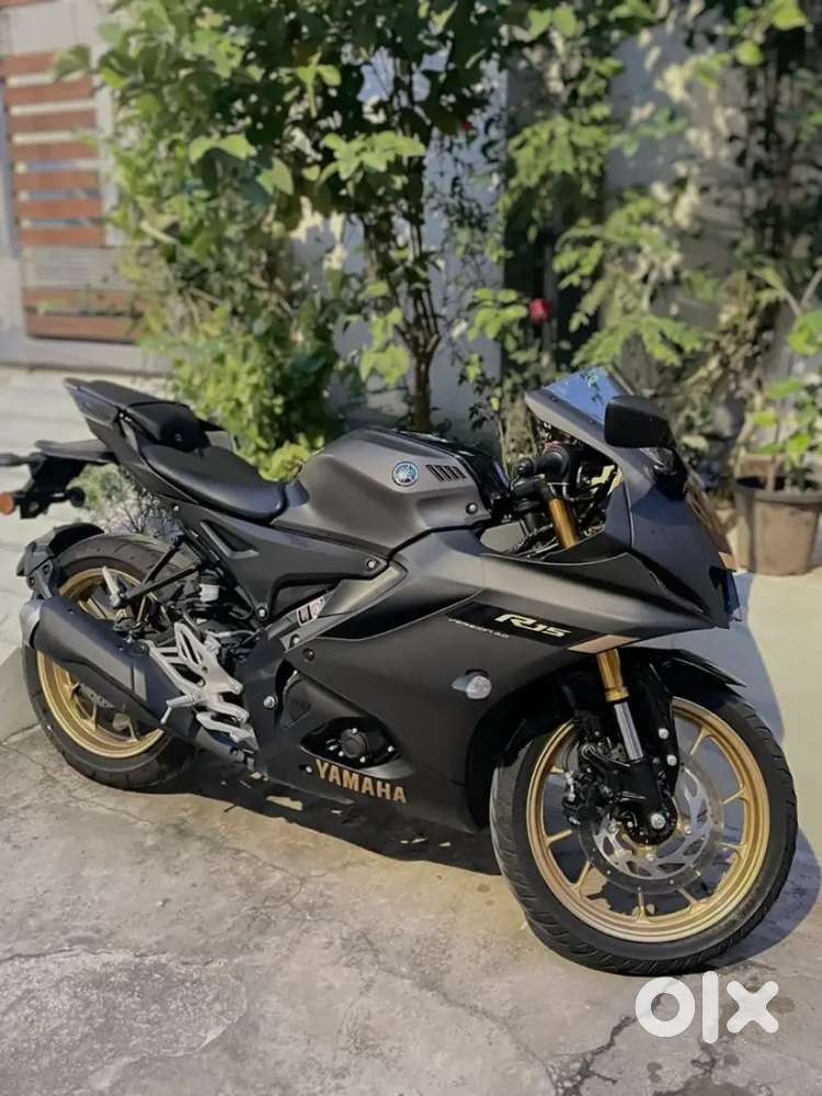 R15 v4 black colour