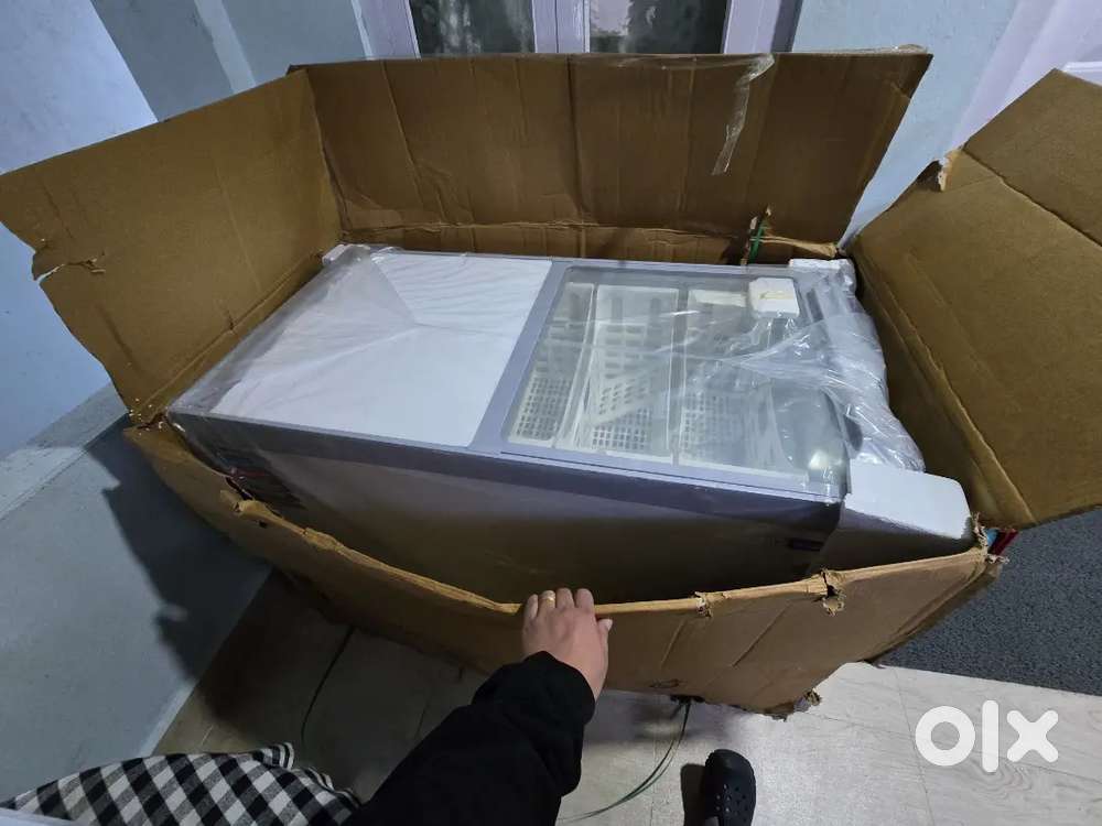 Deep Feezer 365 L capacity.