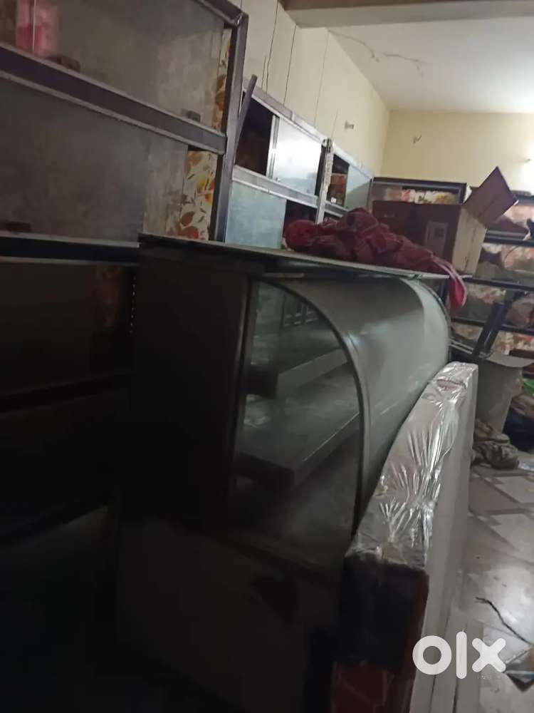 Refrigerated display vounter
